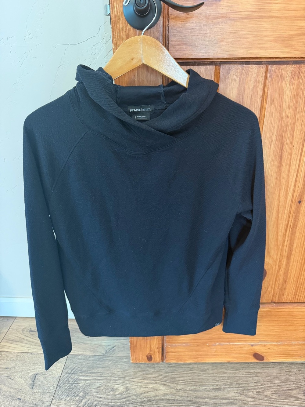PrAna Black Crossover Hoodie sweatshirt – Women's Size Small athliesure top